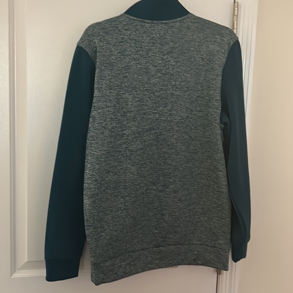 Stylish and Comfortable Under Armour Sweat Top - Picture 2 of 2